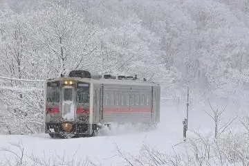 JR Hokkaido’s KiHa 54-500 powering through the snowscape