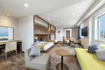 Quadruple sky-view room