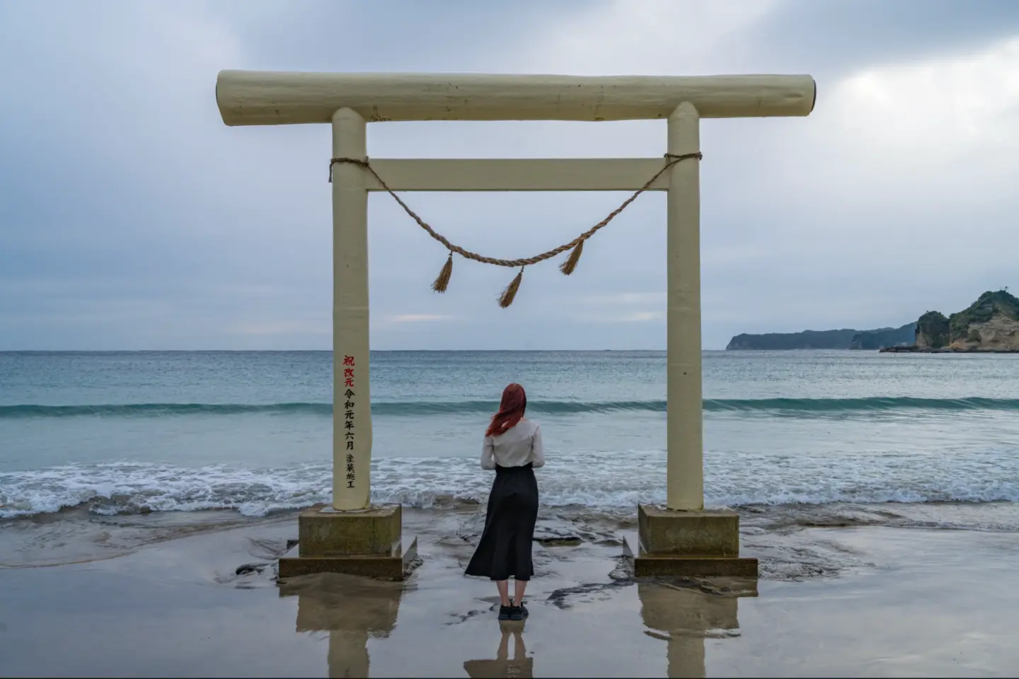 Le célèbre torii blanc de la plage d'Ubara (Photo: Leslie Taylor)