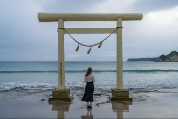 Le célèbre torii blanc de la plage d'Ubara