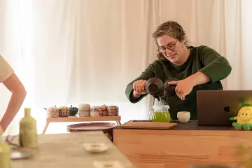 Marjolein preparing a green tea