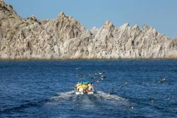 Touristes en excursion en bateau près de la plage de Jodogahama