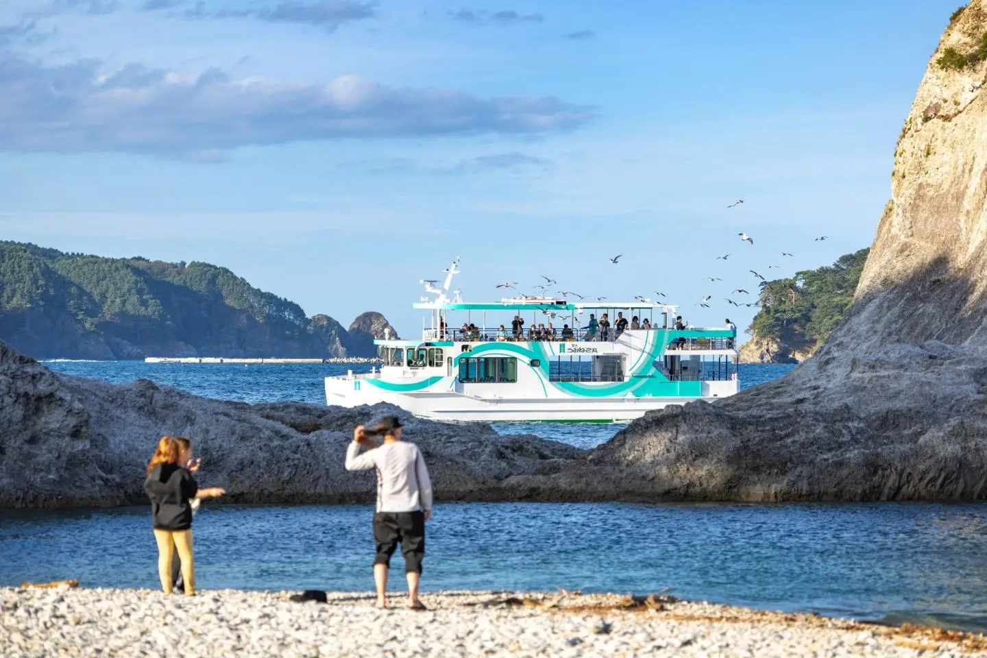 Un bateau touristique à Jodogahama (Photo: Fabien Recoquille)