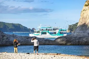Un bateau touristique à Jodogahama