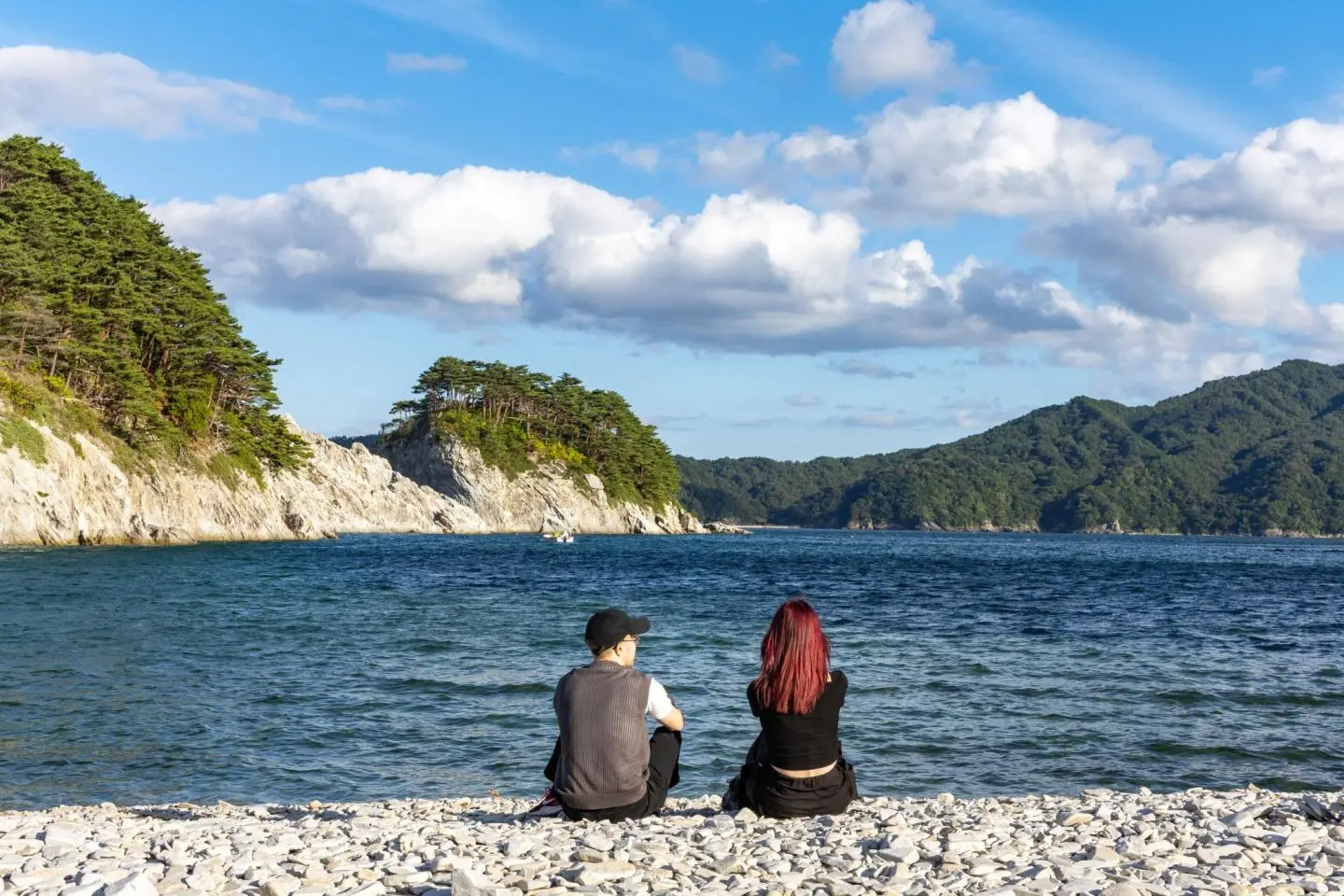 Deux personnes assises sur la plage de Jodogahama (Photo: Fabien Recoquille)