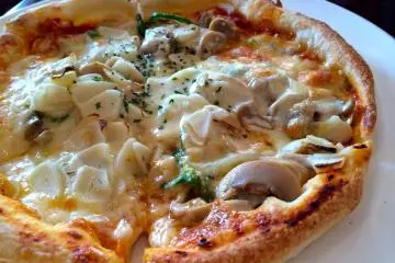 <p>Tomato and Mushroom Pizza, &yen;950</p>