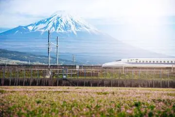 Tokaido Shinkansen passing Mt. Fuji (Photo: Oaklizm / Shutterstock.com)