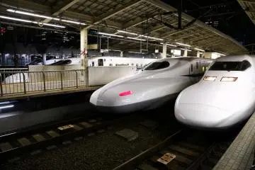 Nozomi and Hikari trains on the Tokaido Shinkansen Line (Photo: Tupungato / Shutterstock.com)
