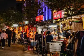 Lively Fukuoka food stalls at night (Photo: masary78 / Shutterstock.com)