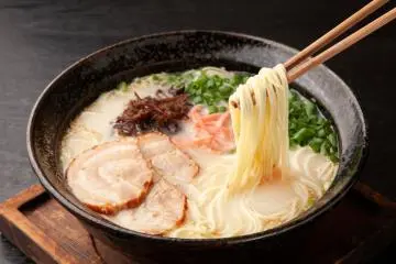 Creamy Hakata ramen with thin noodles (Photo: sasazawa / Shutterstock.com)