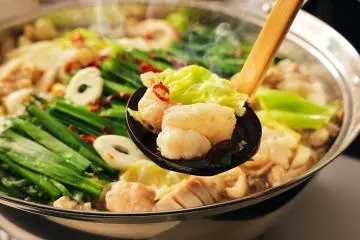 A steaming hot pot of pork offal and vegetables (Photo: Nishihama / Shutterstock.com)
