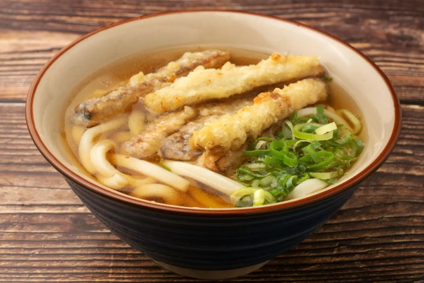 Fukuoka udon topped with burdock tempura (Photo: sasazawa / Shutterstock.com)