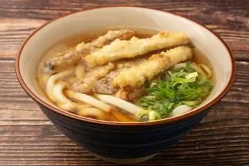 Fukuoka udon topped with burdock tempura