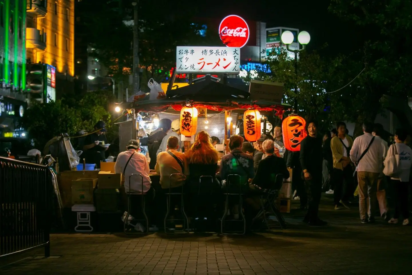 A crowded yatai food stall in Fukuoka (Photo: Lecker Studio / Shutterstock.com)