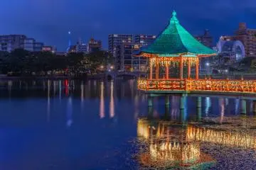 Ohori Park at night