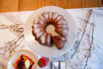 Before the first slice: oolong tea and cherry bundt cake