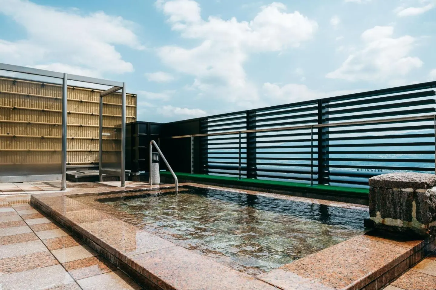 Female open-air bath 