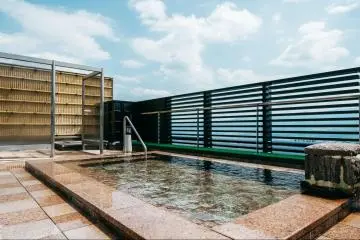 Female open-air bath 