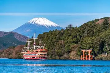 Lake Ashi, Hakone (Photo: YAO23 / Shutterstock.com)