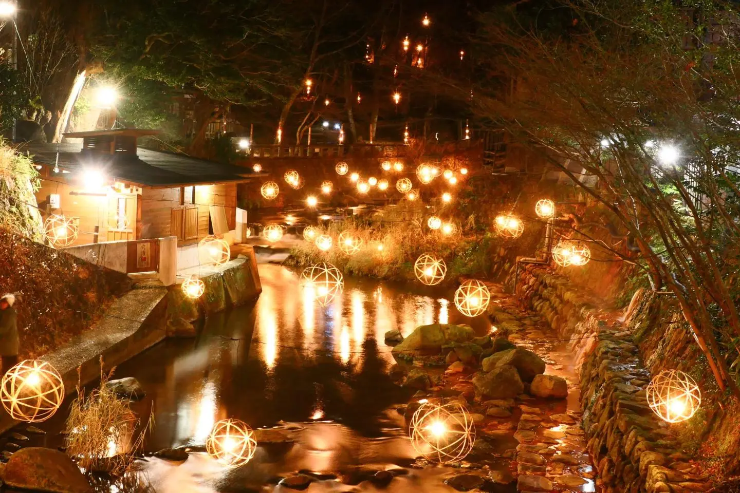 Views of the Kurokawa Onsen Yu Akari Illumination event, held annually in the village (Photo: MaedaAkihiko / Public Domain)