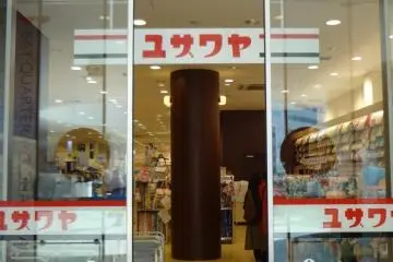 Before the shop opens at 11AM, you will find many people waiting in front of the front door. And the minute the door opens, they will rush to the section of the handcrafts they are interested in. People who are enthusiastic about their hobbies always impr