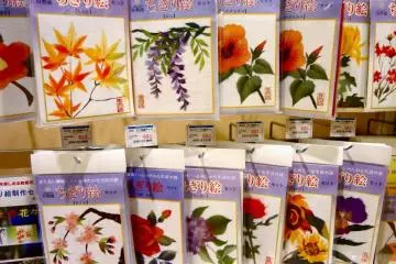 A Chigiri-e set (torn washi paper collage) might make a fascinating gift for those who like painting pictures.