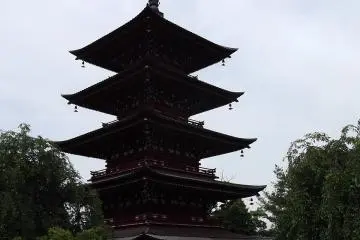 Ada banyak pepohonan di sekitar kuil ini