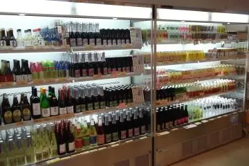 지역 생산된 다양한 음료 수십 개 중에서 선택 가능하다