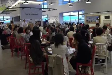 푸드 코트에서 앉으셔서 구입하시는 것을 맛볼 수 있다
