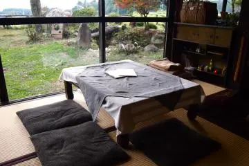 이곳 라운지에서는 정원의 경치를 볼 수 있고, 오리가 왔다 갔다 하는 것을 즐기실 수 있다.