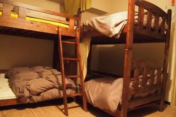 <p>Ruangan kamar dipisahkan antara kamar laki-laki dan perempuan</p>