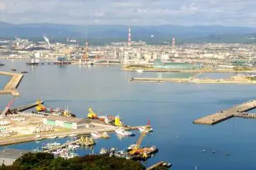 View toward the industrial south.  The Aquamarine Aquarium can be seen in the center-right (glass building).