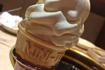 Mini Soft Cream, ¥300. Hurry up and enjoy before it melts!