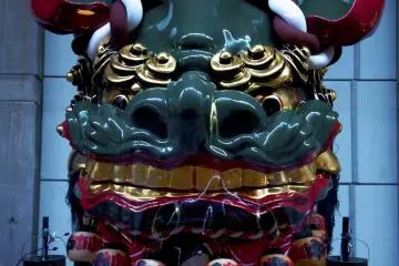 <p>โอจิชิหรือสิงโตสี(เขียว)น้ำเงิน (中町の青獅子)&nbsp;นำเสนอโดยนากะ&nbsp;มาจิ&nbsp;(1824)</p>
