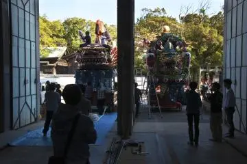 <p>ได้เวลาแต่โคมไฟให้เกี้ยวสำหรับพาเหรดในช่วงกลางคืน</p>