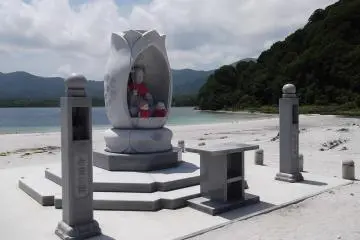 <p>สถานที่บูชาริมทะเลสาบ</p>