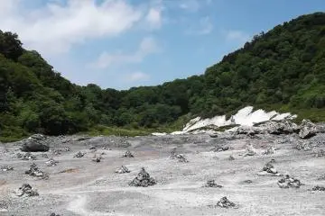 <p>กองหินเล็กนับร้อยที่เด็กก่อขึ้น และอสูรมาพังลง</p>
