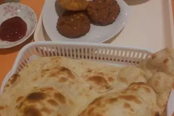 Chicken and spinach curry, nan, wades and samosa - yum!