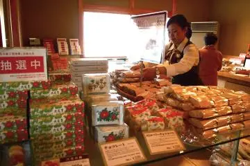 After a long walk through the park and at the shrine, rest at this little stand called Rokka-Tei (六花亭) where little japanese snacks and hot tea are sold at affordable prices.