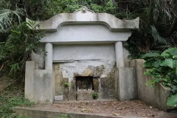 <p>There are many modern day tombs located at the Yara Castle Site</p>