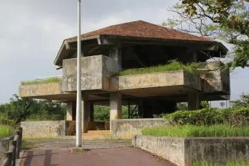 <p>This observation tower is in the center of the park</p>