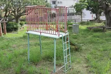 <p>This old slide has seen better days</p>