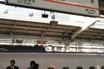 <p>Las plataformas del tren bala Shinkansen de la estaci&oacute;n de Kioto</p>