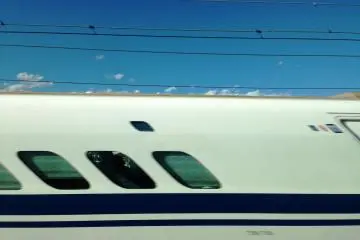 <p>Esto es lo que pasa cuando intentas tomar una foto de un Shinkansen que viene del lado contrario</p>