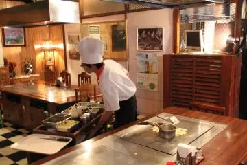 Semua yang ada di menu restoran teppanyaki dimasak di meja kecuali sup, salad, dan beberapa makanan penutup