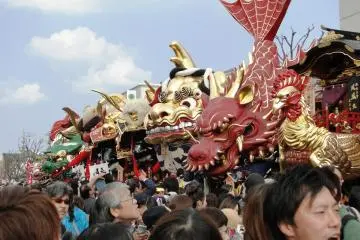 ขบวนรถแห่จอดเรียงแถวอยู่หน้าสถานีคะระซึต 