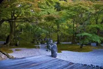 <p>Alcanzar la perfecci&oacute;n de las l&iacute;neas no es f&aacute;cil. Los cepillos van de acuerdo a los patrones de la cordillera y limitados a algunos objetos de piedra situados en la grava</p>