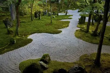 <p>Los jardines de "paisaje seco" usan grava o arena que es cepillada para representar peque&ntilde;as ondas en el agua.</p>