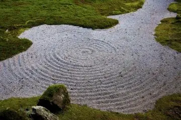 <p>Cepillar la grava en un patr&oacute;n semejando las olas tiene una funci&oacute;n est&eacute;tica. Los monjes Zen practican este cepillado para mejorar su concentraci&oacute;n</p>