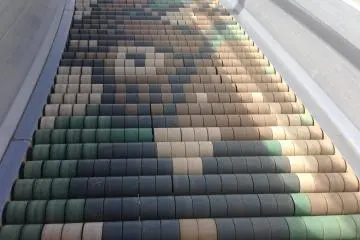 The Tobara Park slide's rollers have separated plastic pieces that allows fast movement to the bottom of the hill